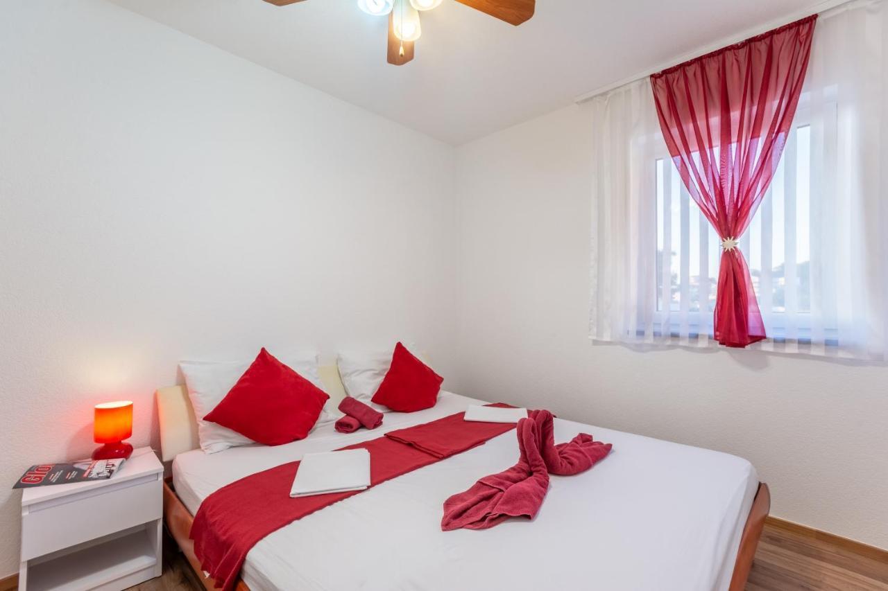 Family Friendly Apartments With A Swimming Pool Stanici, Omis - 18676 外观 照片
