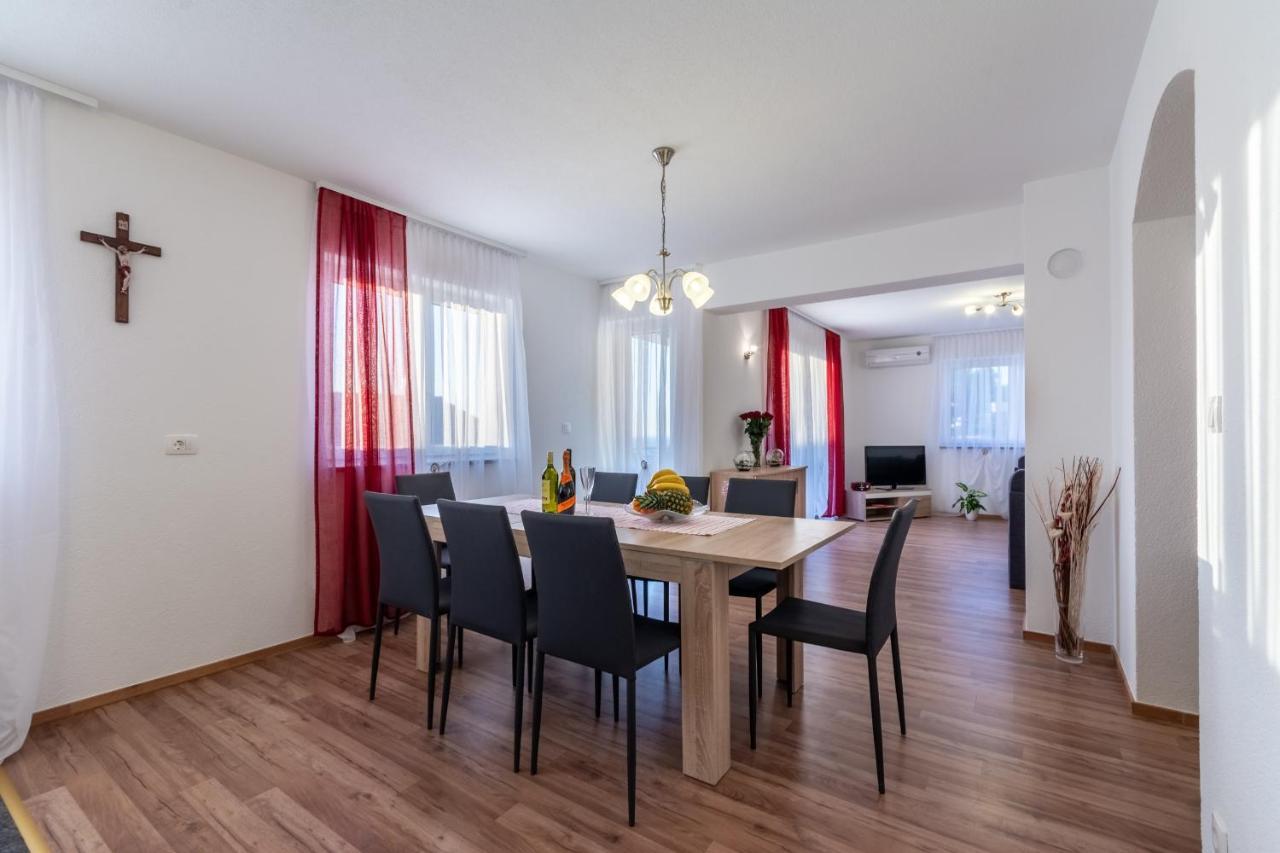 Family Friendly Apartments With A Swimming Pool Stanici, Omis - 18676 外观 照片