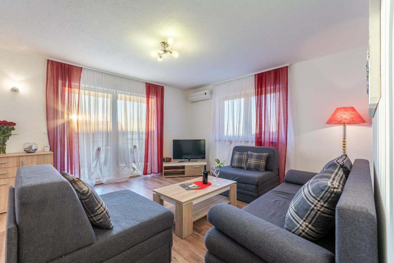 Family Friendly Apartments With A Swimming Pool Stanici, Omis - 18676 外观 照片