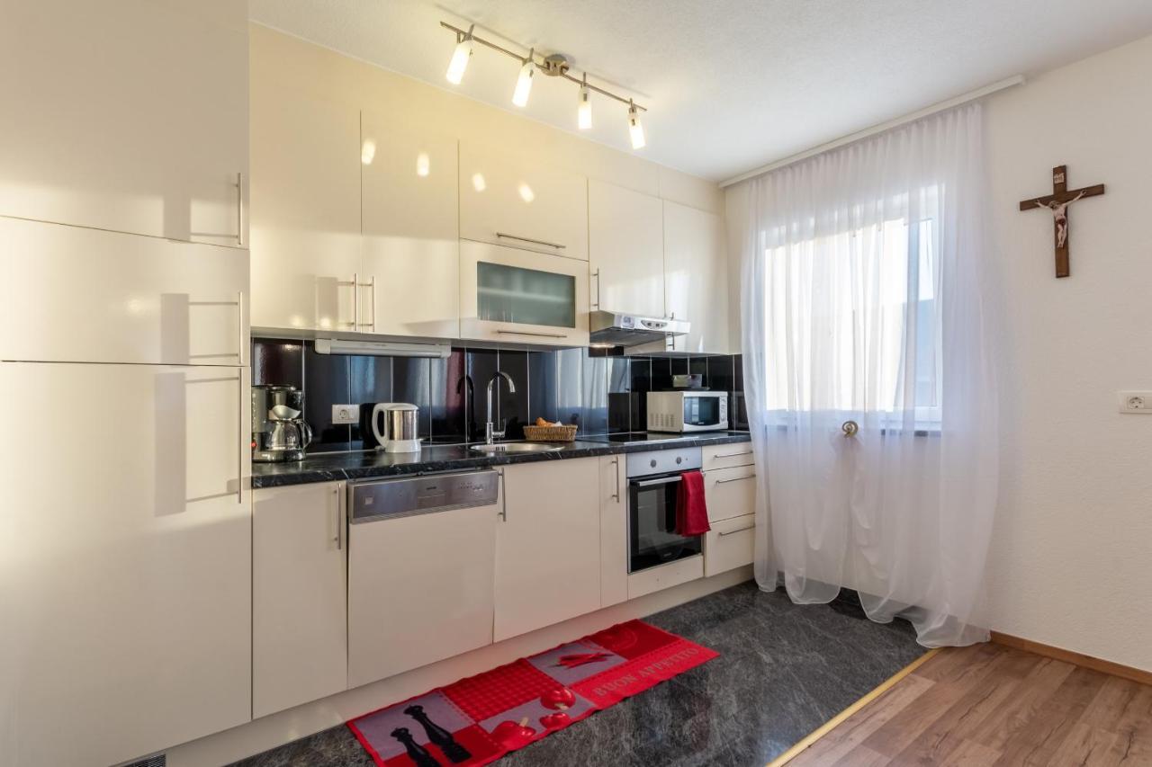 Family Friendly Apartments With A Swimming Pool Stanici, Omis - 18676 外观 照片