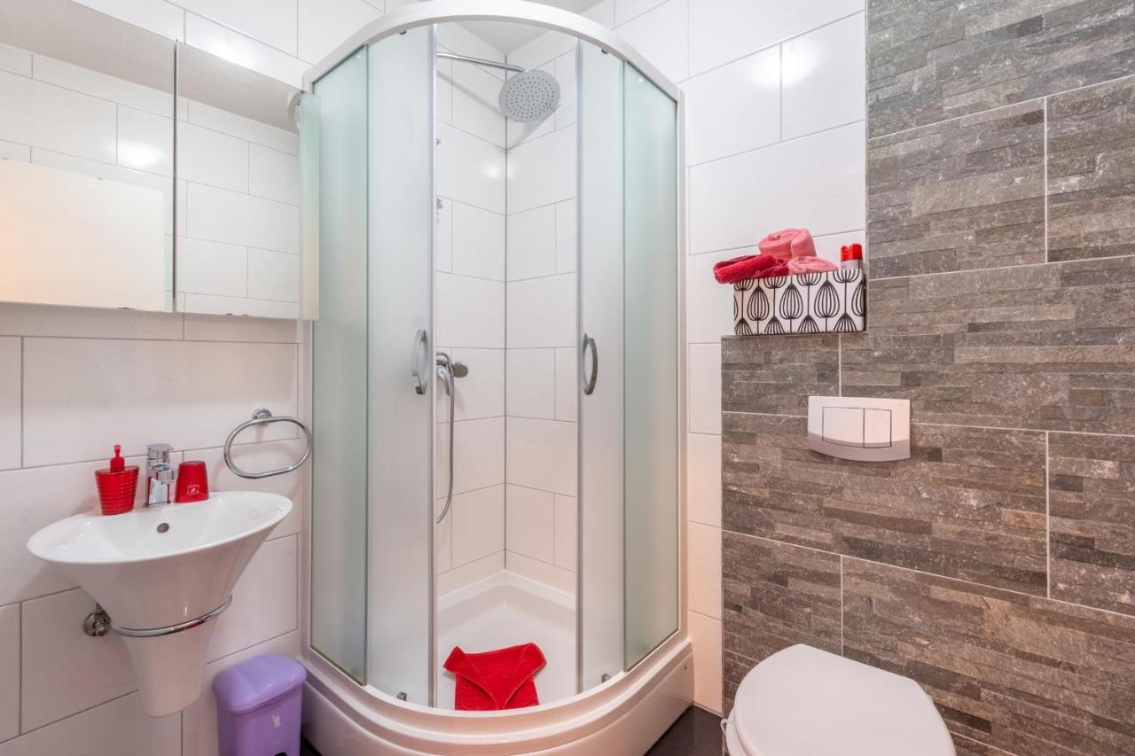 Family Friendly Apartments With A Swimming Pool Stanici, Omis - 18676 外观 照片