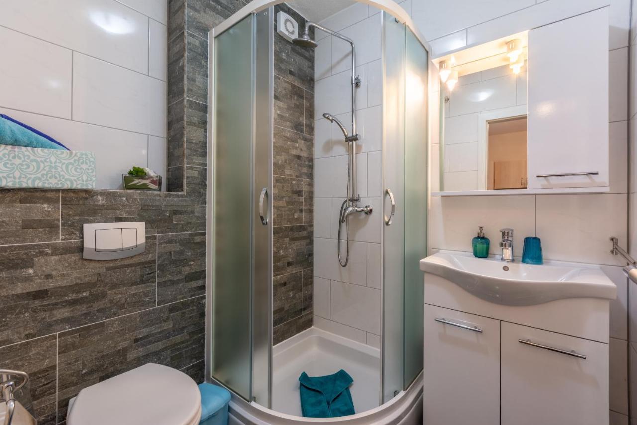 Family Friendly Apartments With A Swimming Pool Stanici, Omis - 18676 外观 照片