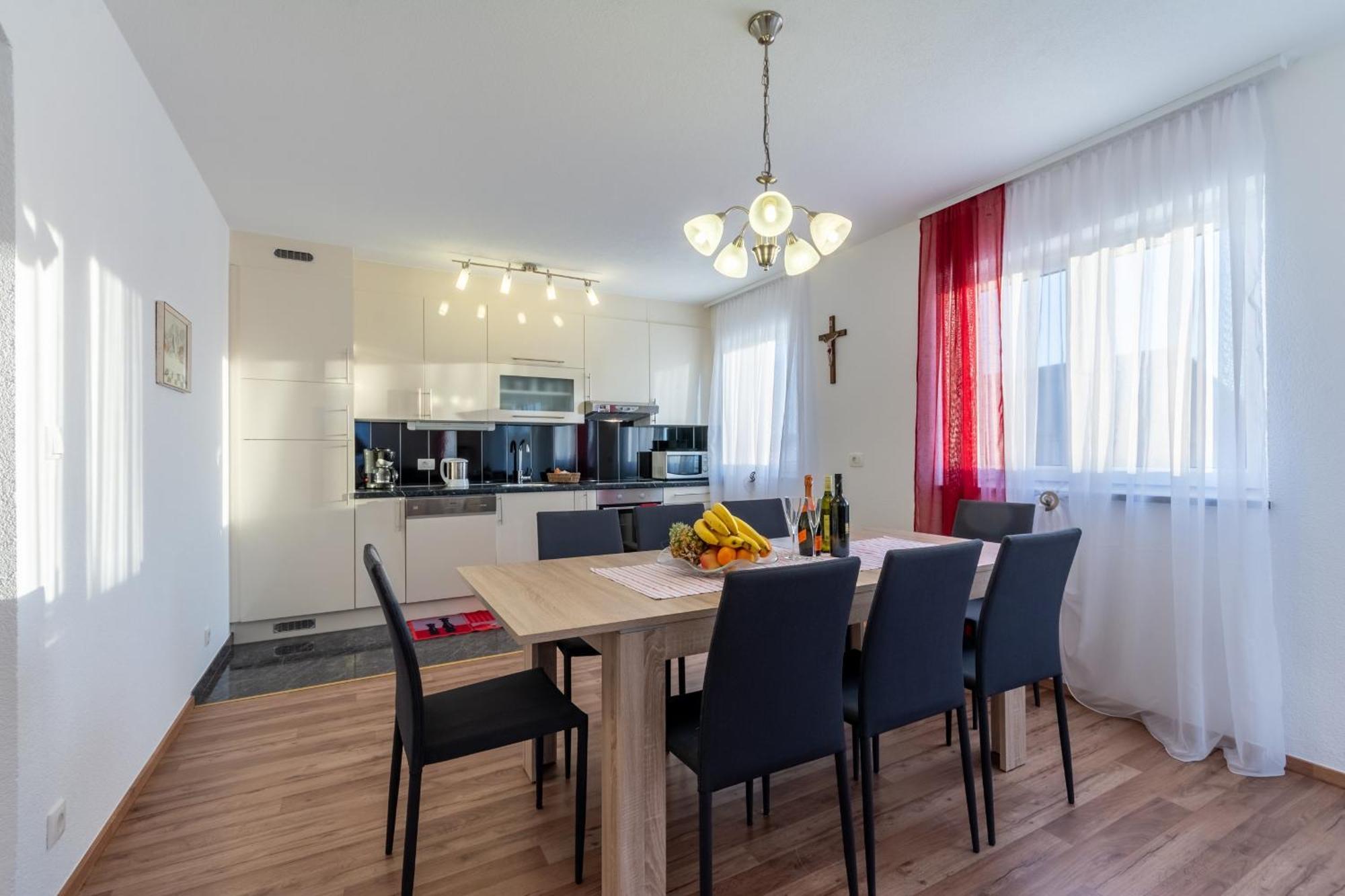 Family Friendly Apartments With A Swimming Pool Stanici, Omis - 18676 客房 照片