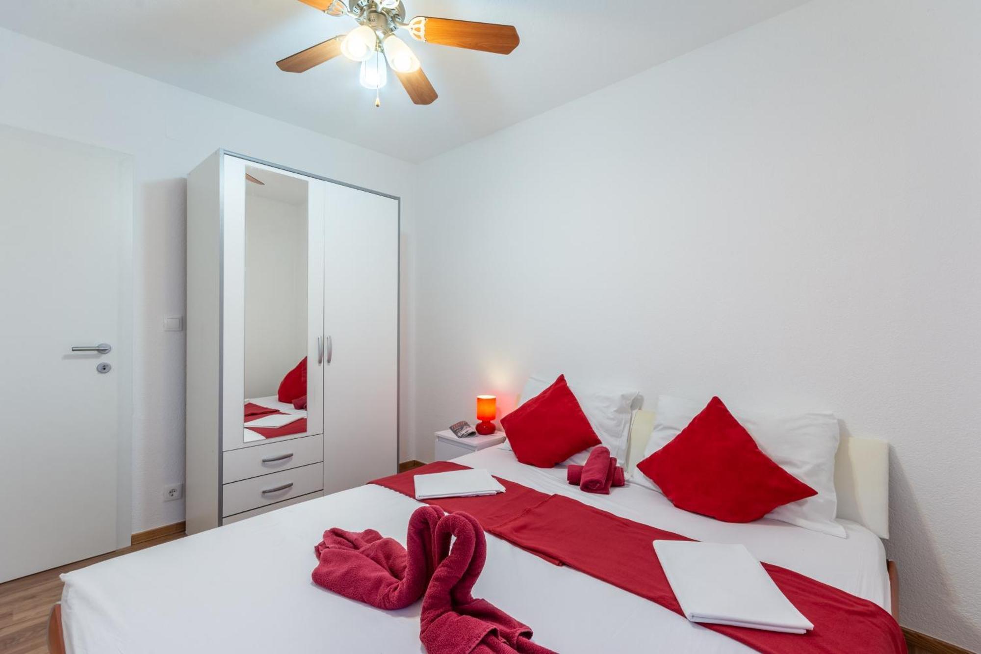 Family Friendly Apartments With A Swimming Pool Stanici, Omis - 18676 客房 照片